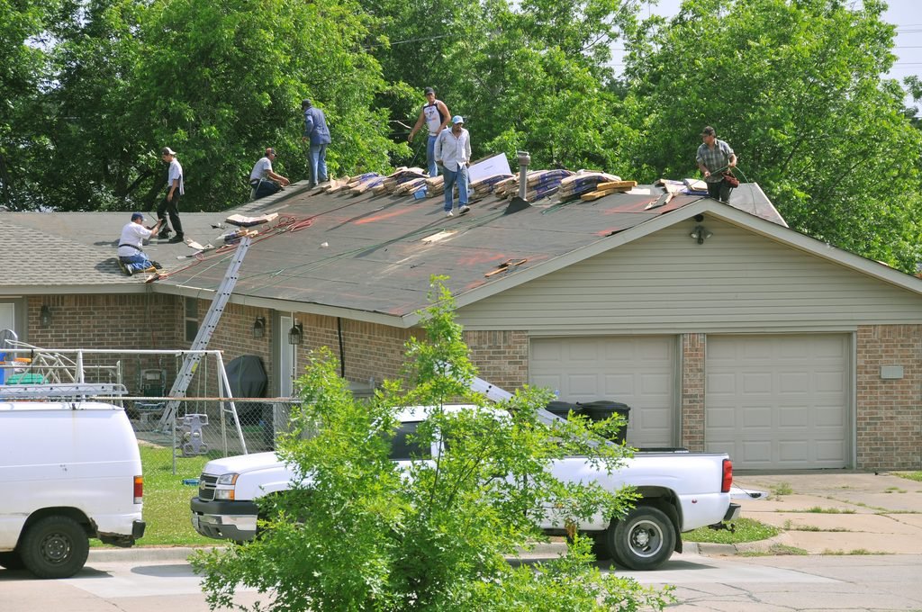 FEMA 44364 Roof repair workers in Oklahoma